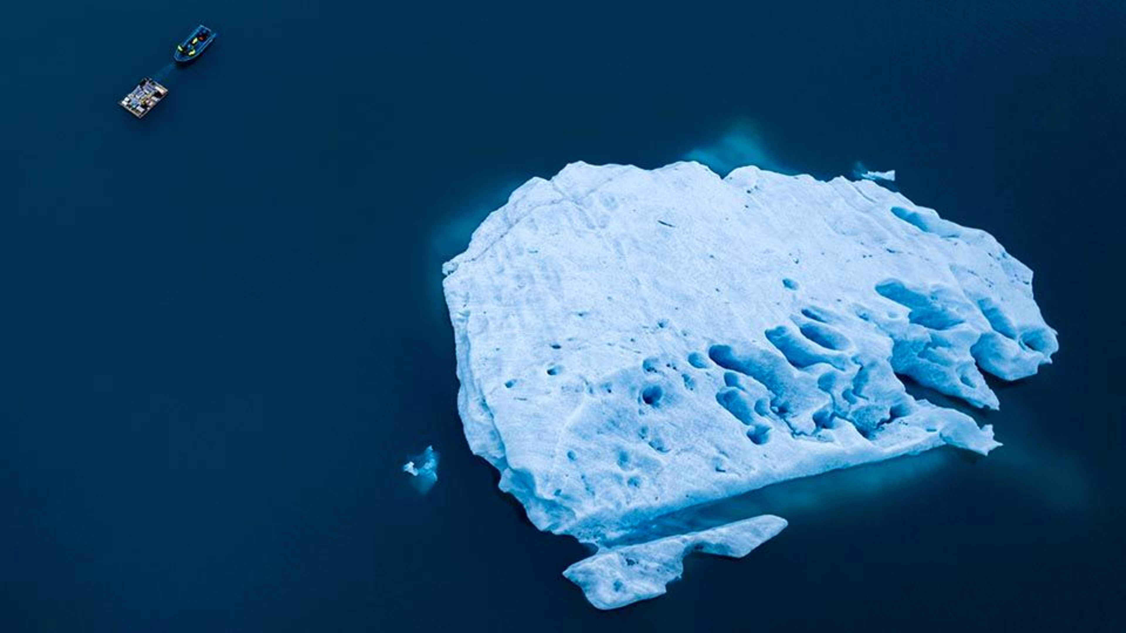 great floating iceberg in jokulsarlon