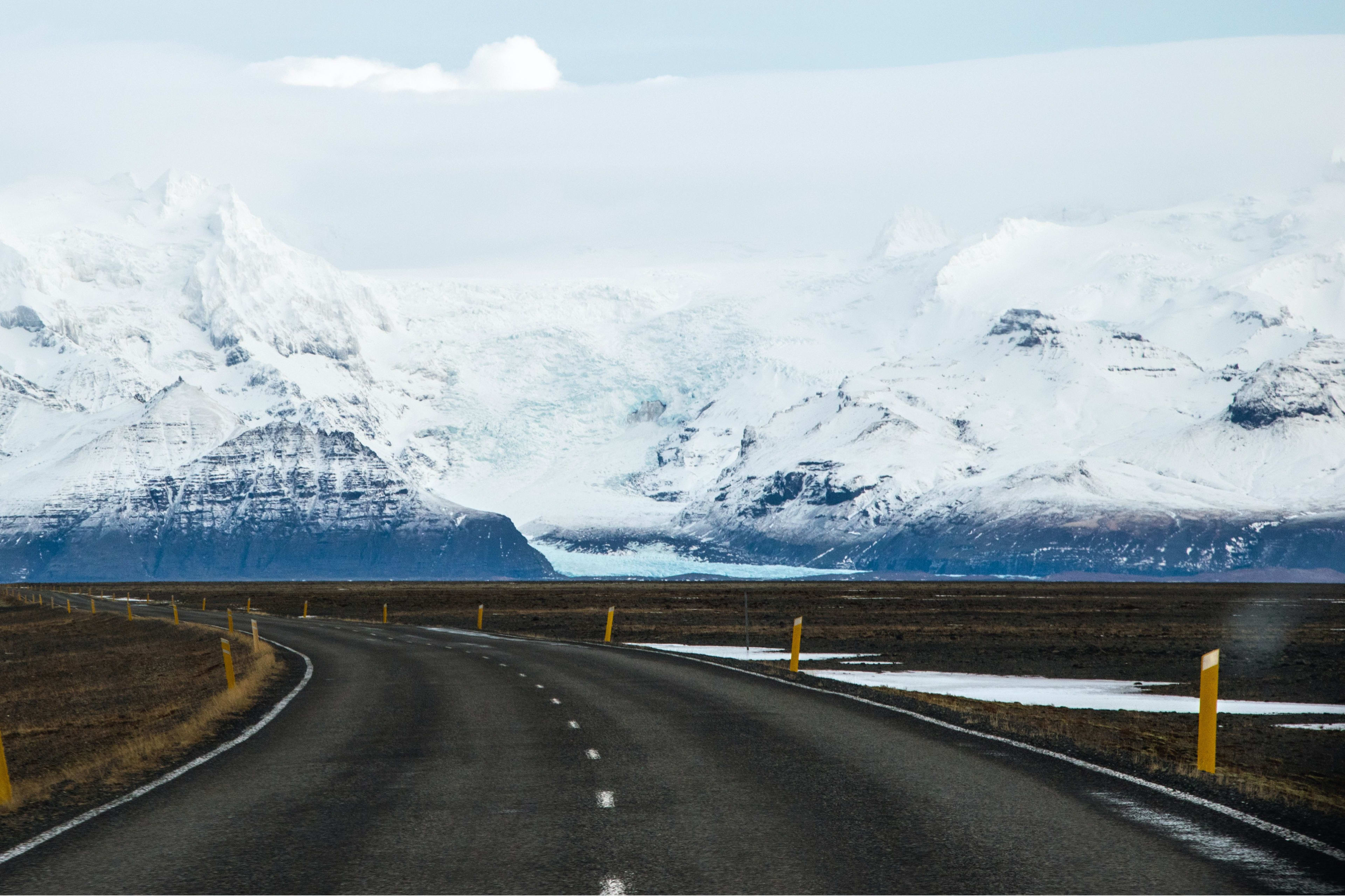 the road to Svinafellsjokull