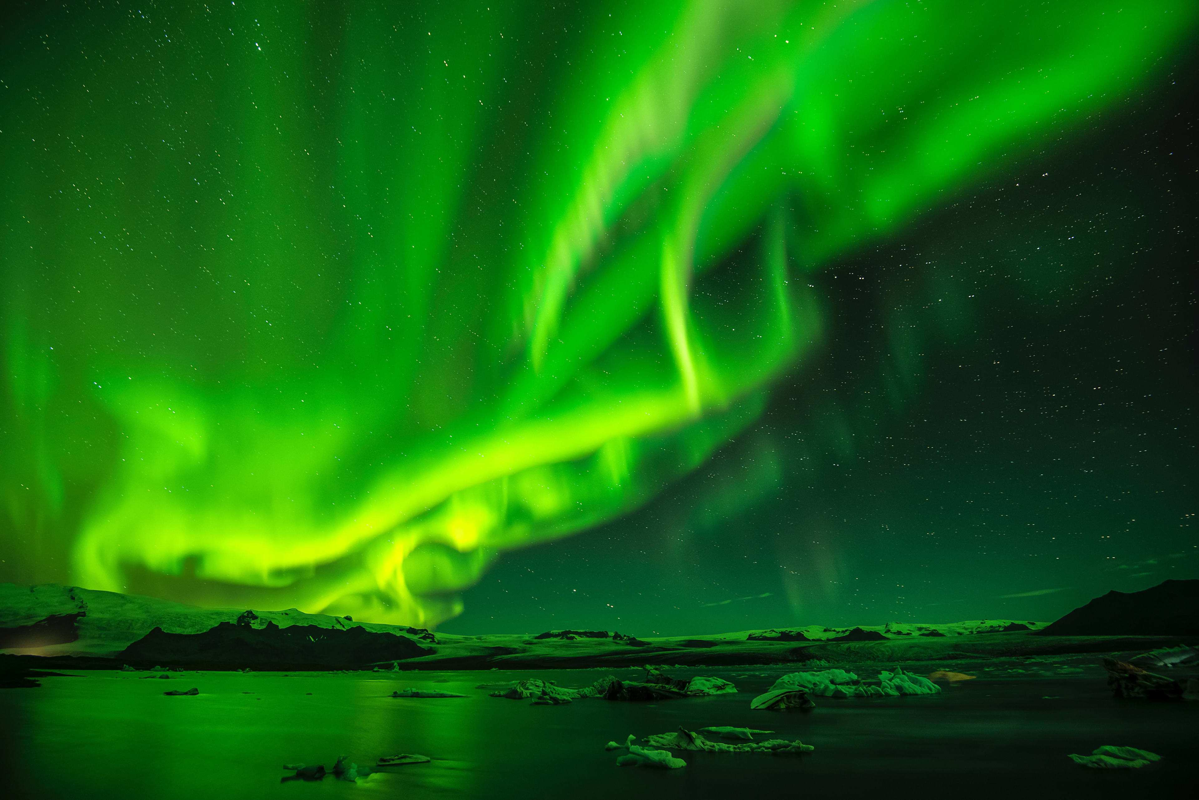 green northern lights at jokulsarlon