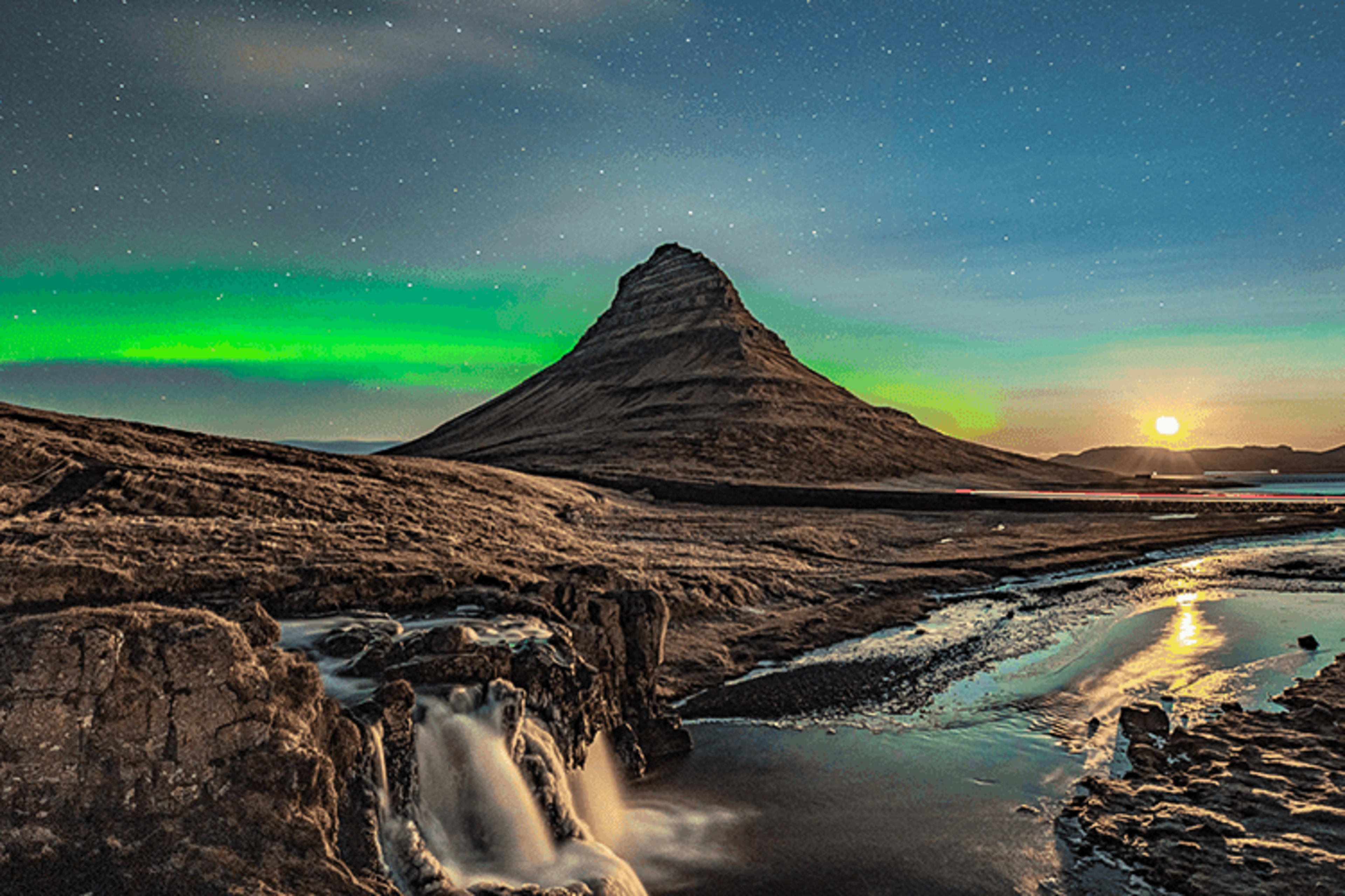 kirkjufell with northern lights