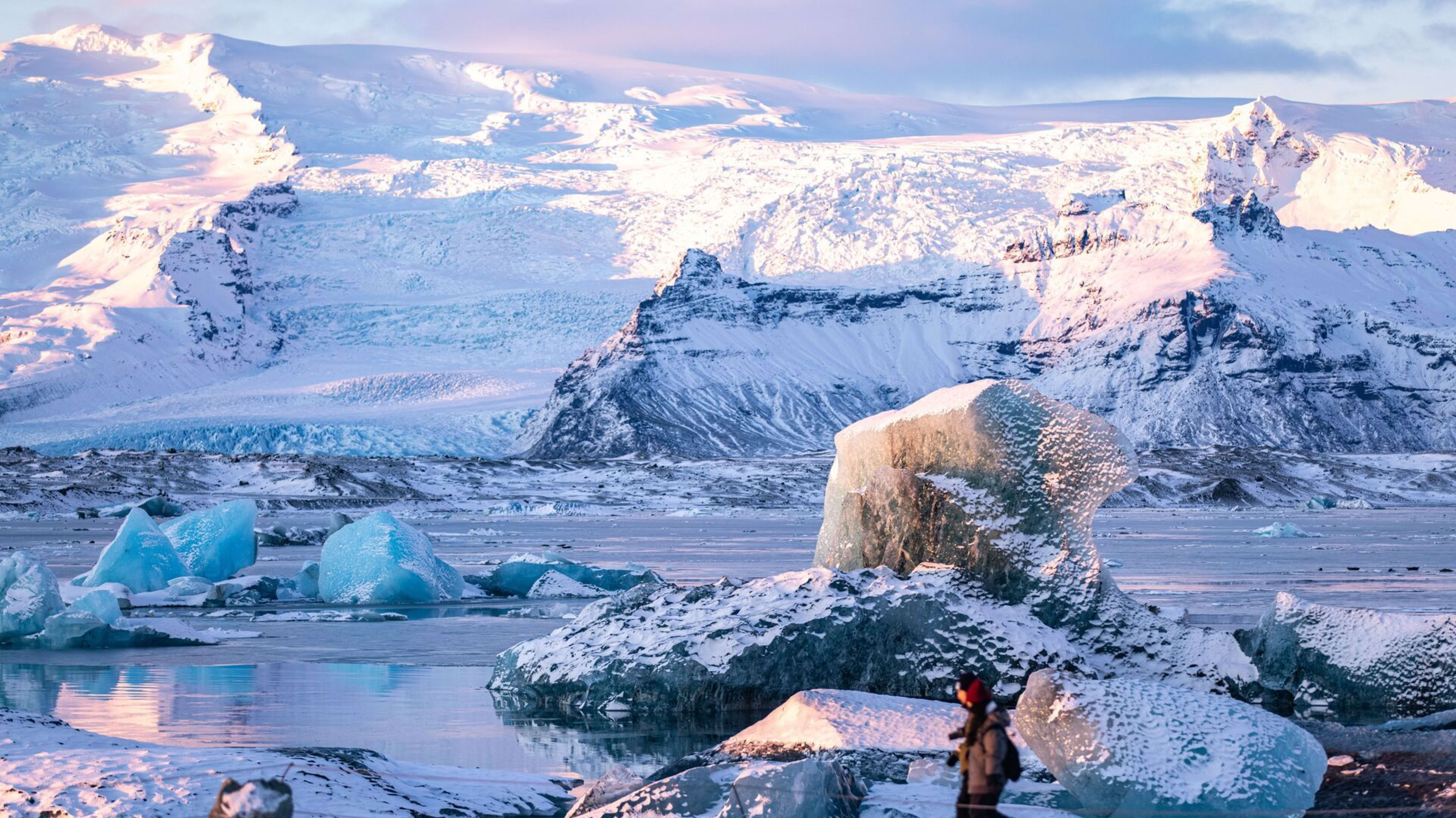 people at jokulsarlon glacier lagoon