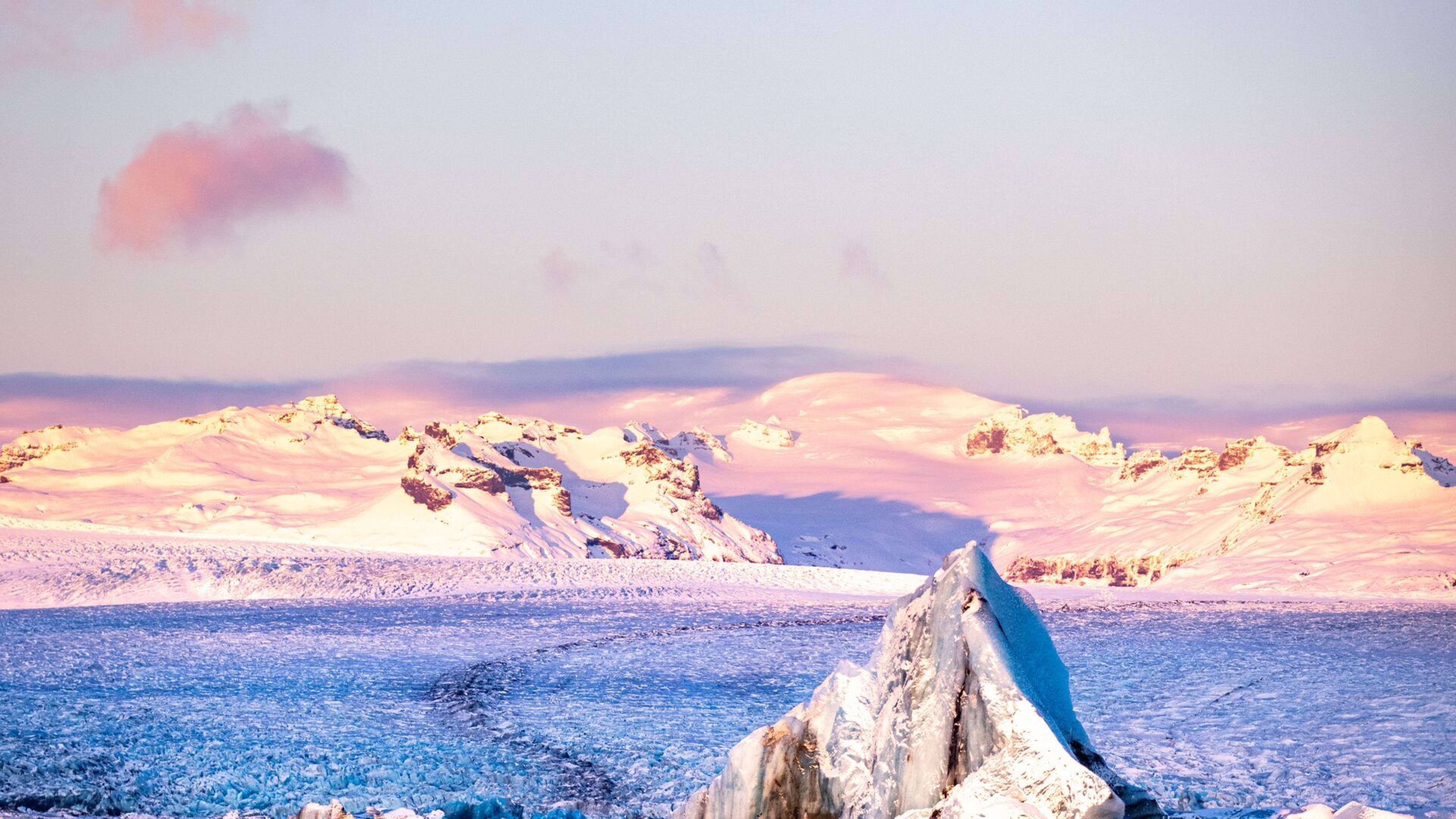 dreamy iceland glaciers and lake