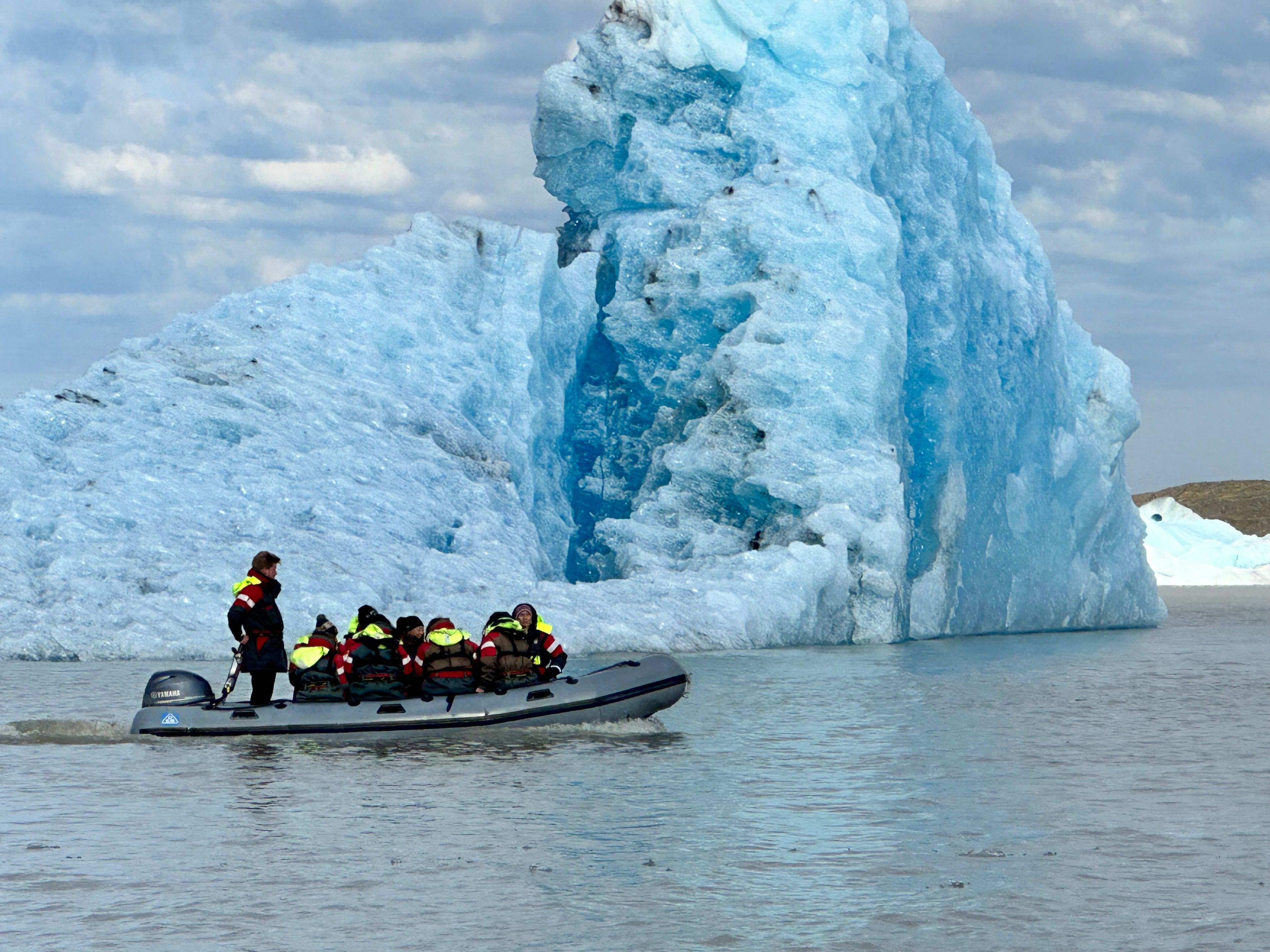 summer Fjallsarlon boat tour