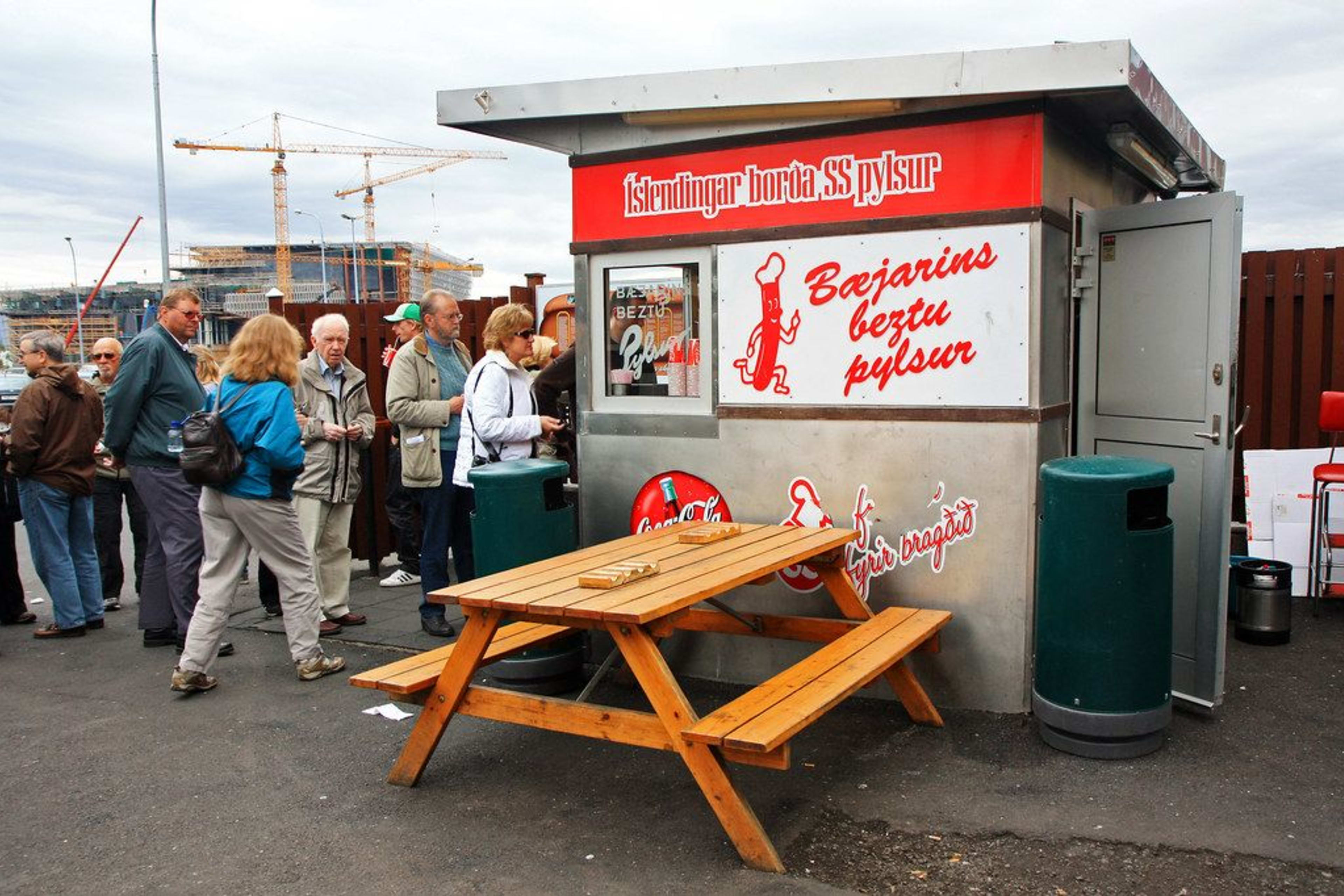 Baejarins Beztu Pylsur Hot Dog Stand with long queue