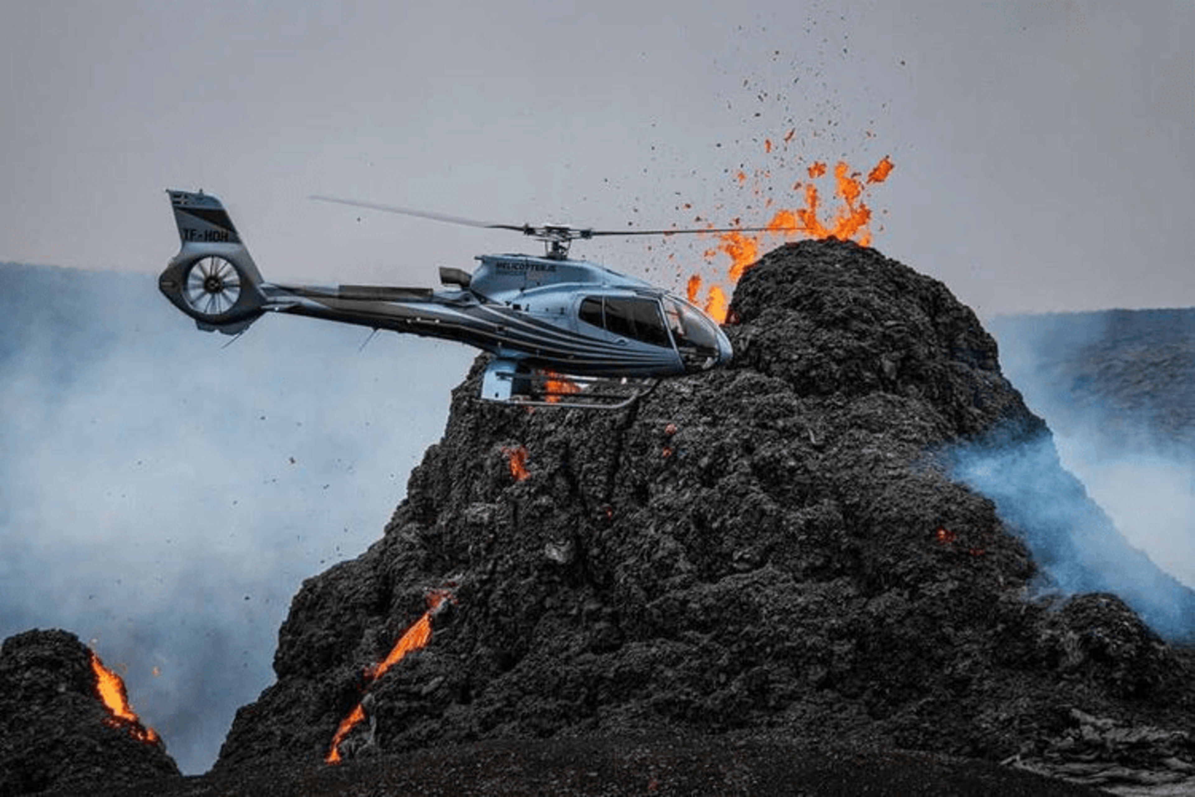 helicopter volcano eruption tour