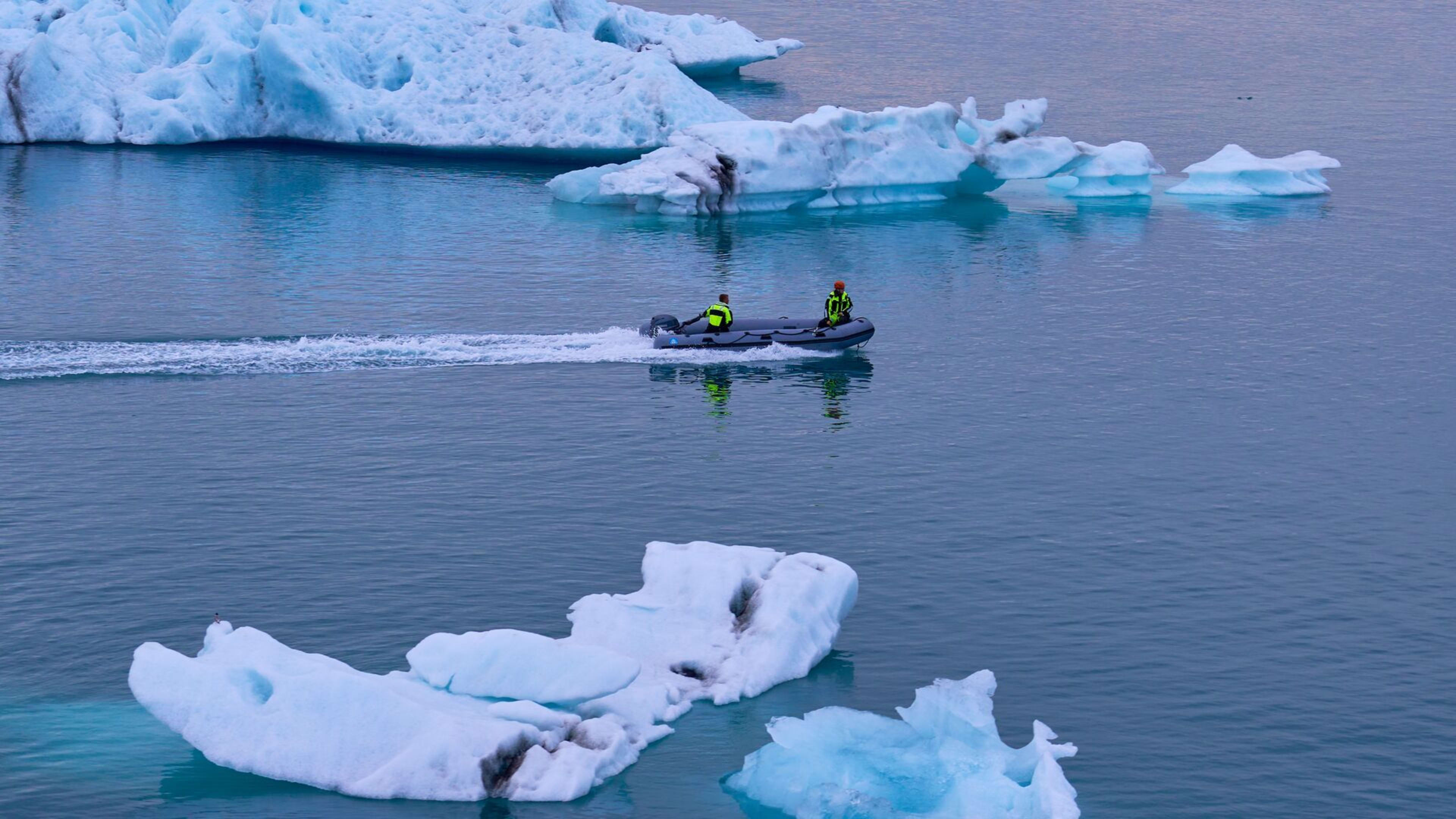 people taking speedboat in jokulsarlon