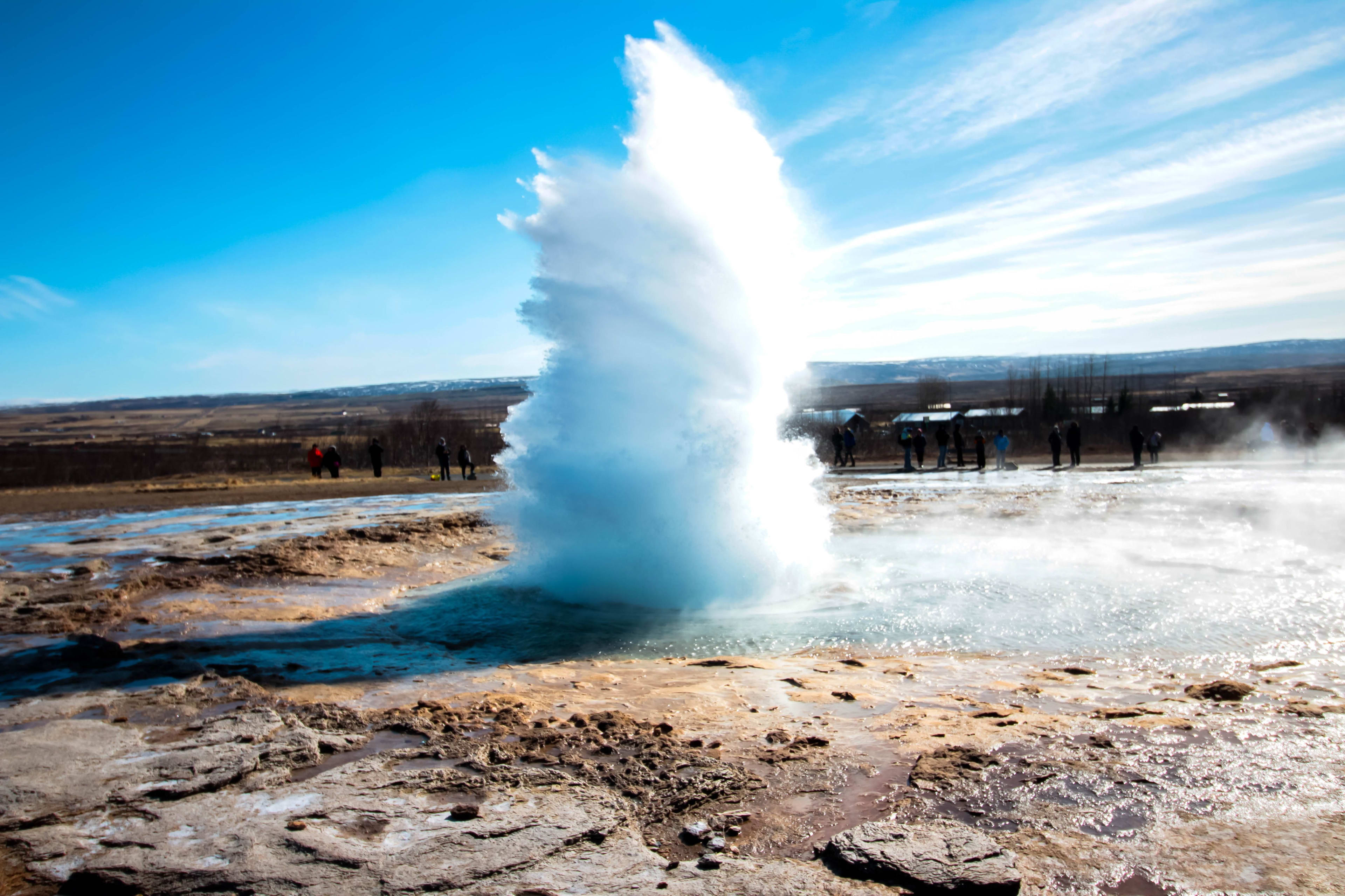 geysir eruption in golden circle