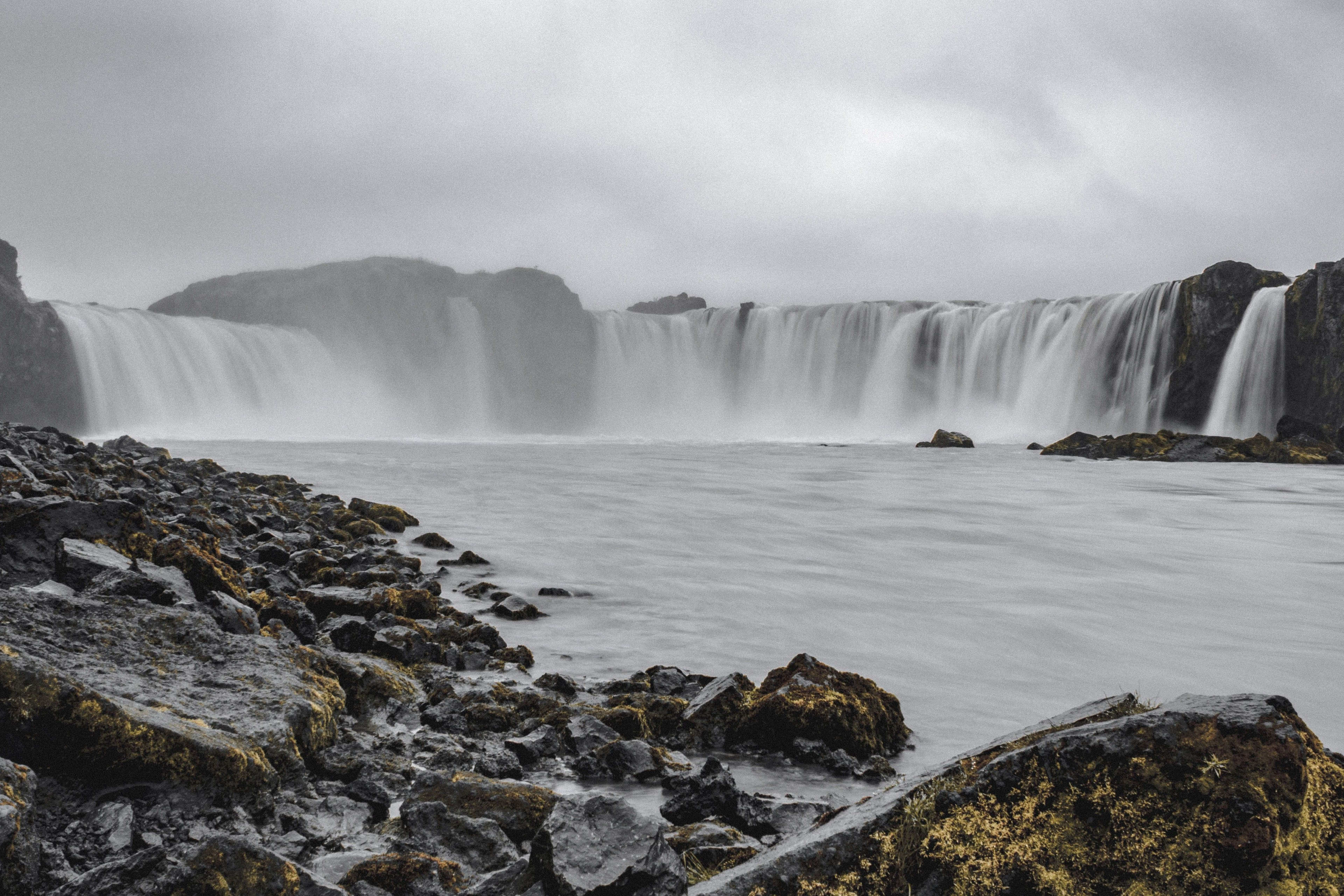 full view of godafoss in foggy day1