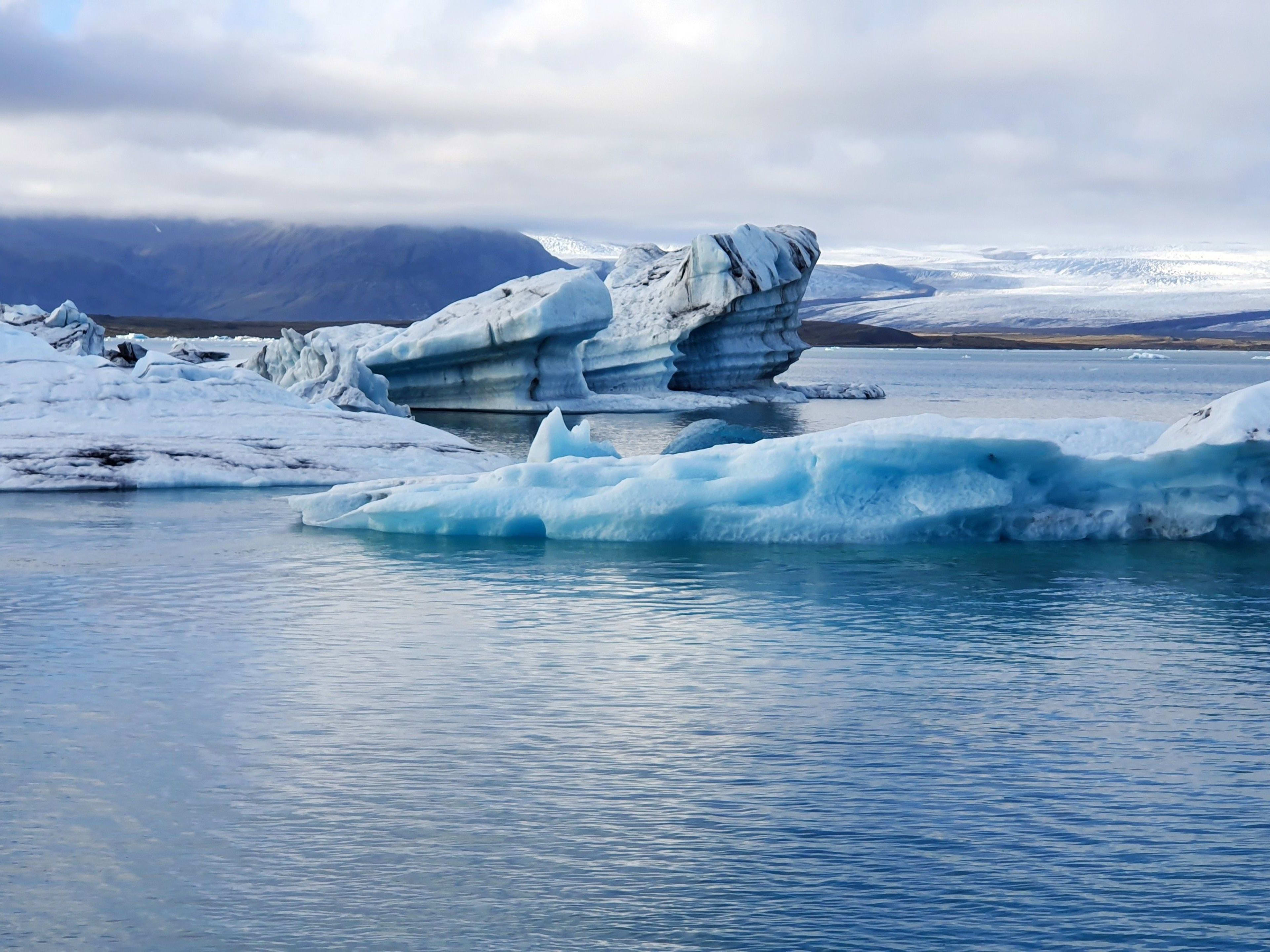 jokulsarlon with giant ice floating1