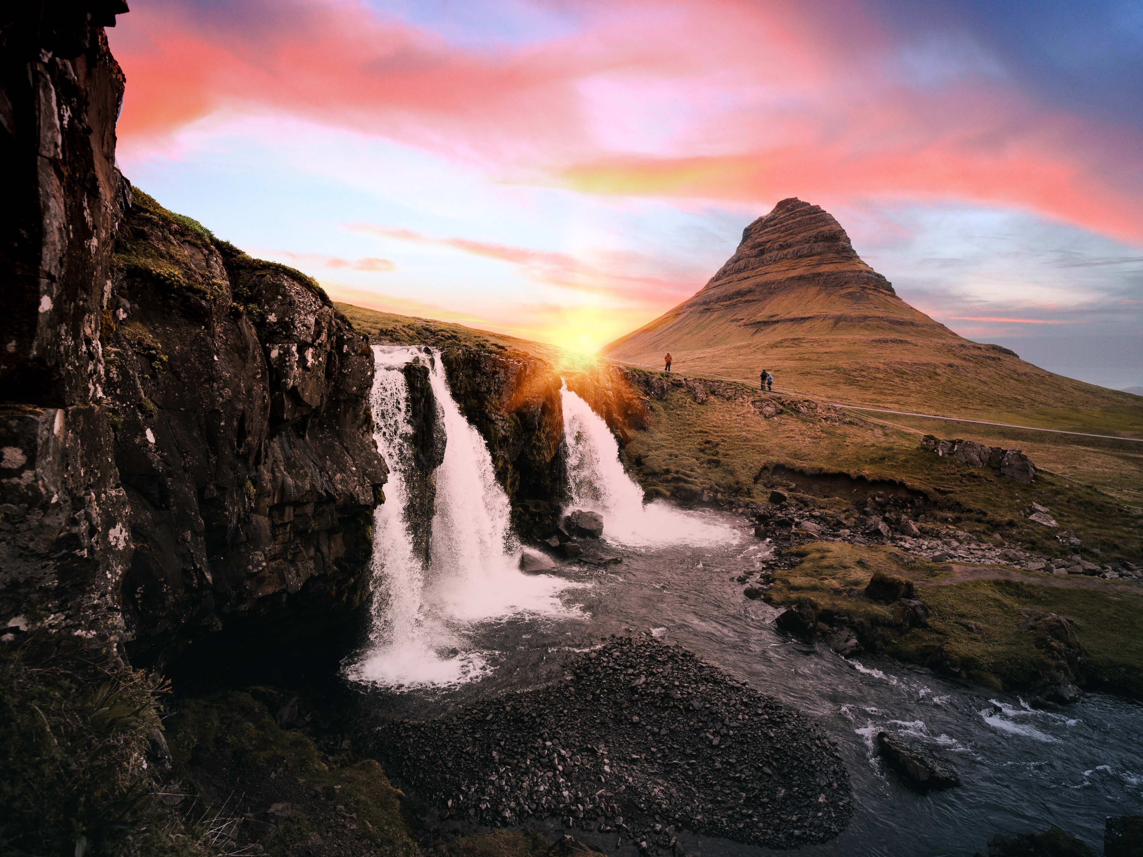 kirkjufell in sunshine with pink sky