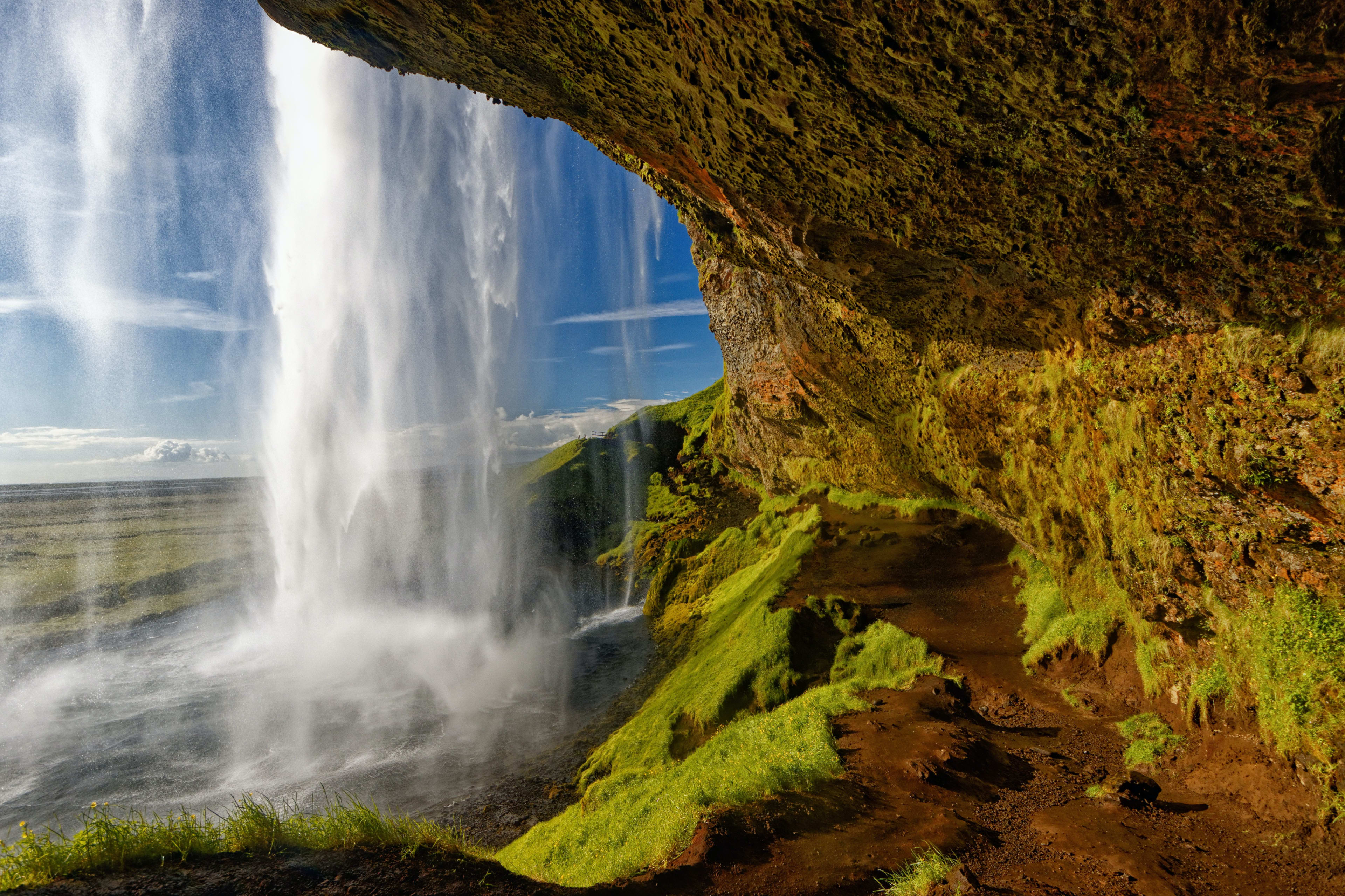 Seljalandsfoss fallinng into pool