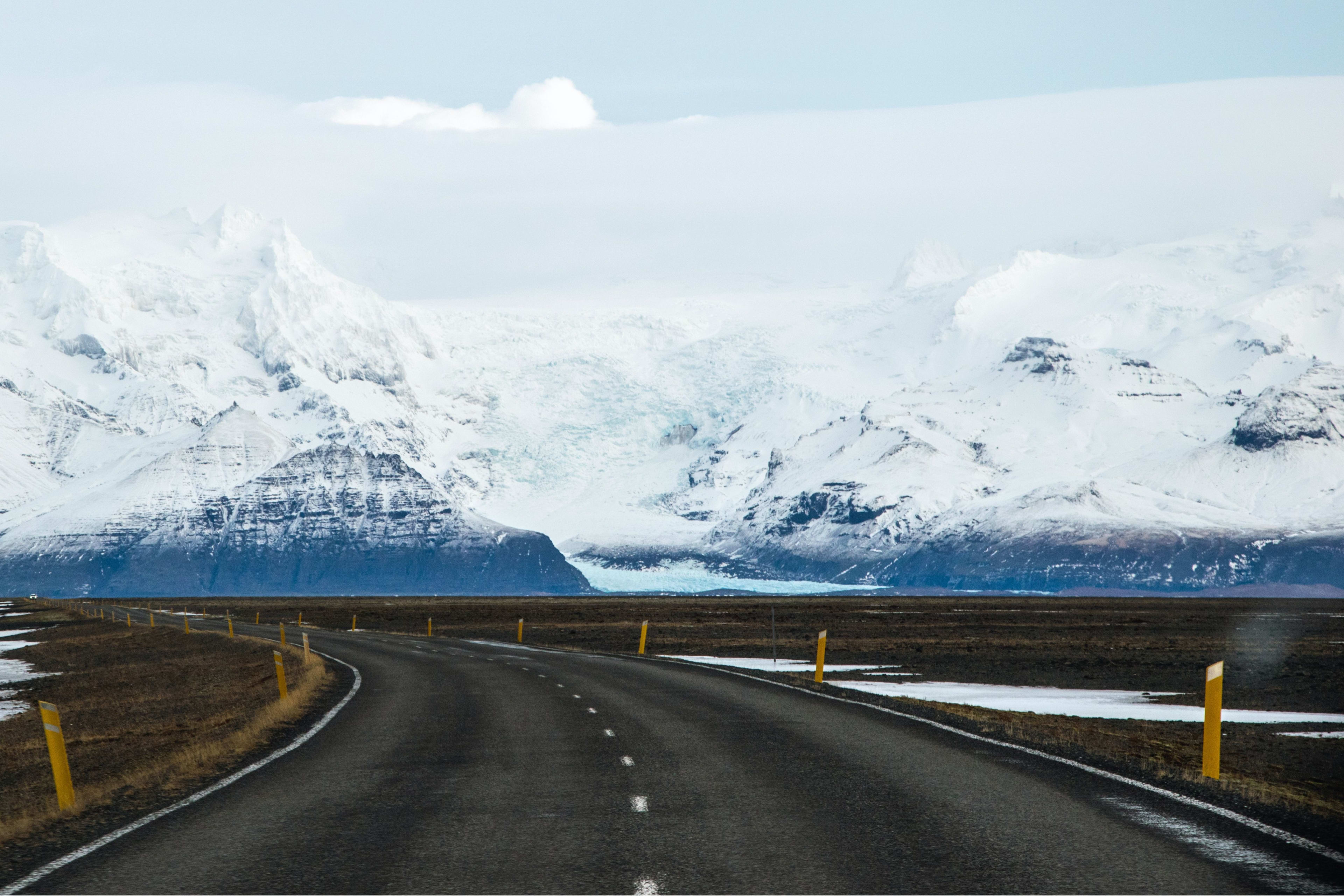 the road to Svinafellsjokull