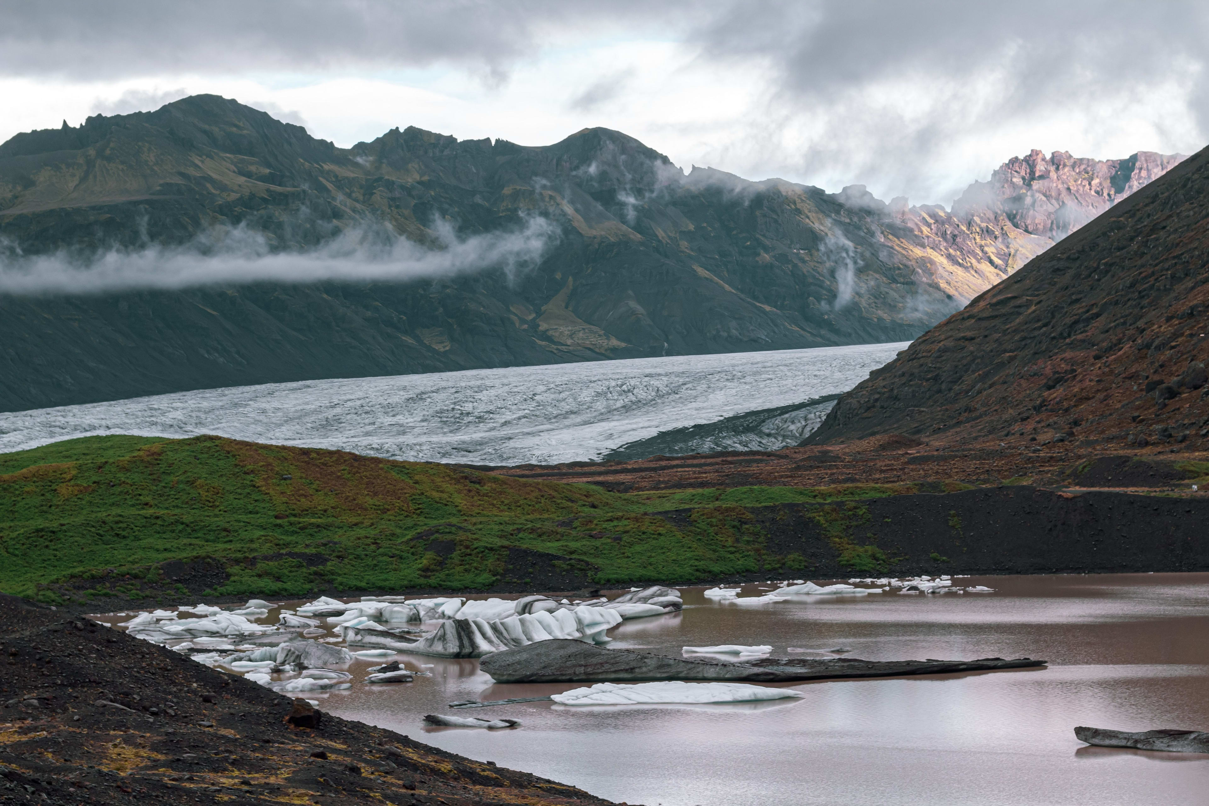 Svinafellsjokull with mountains