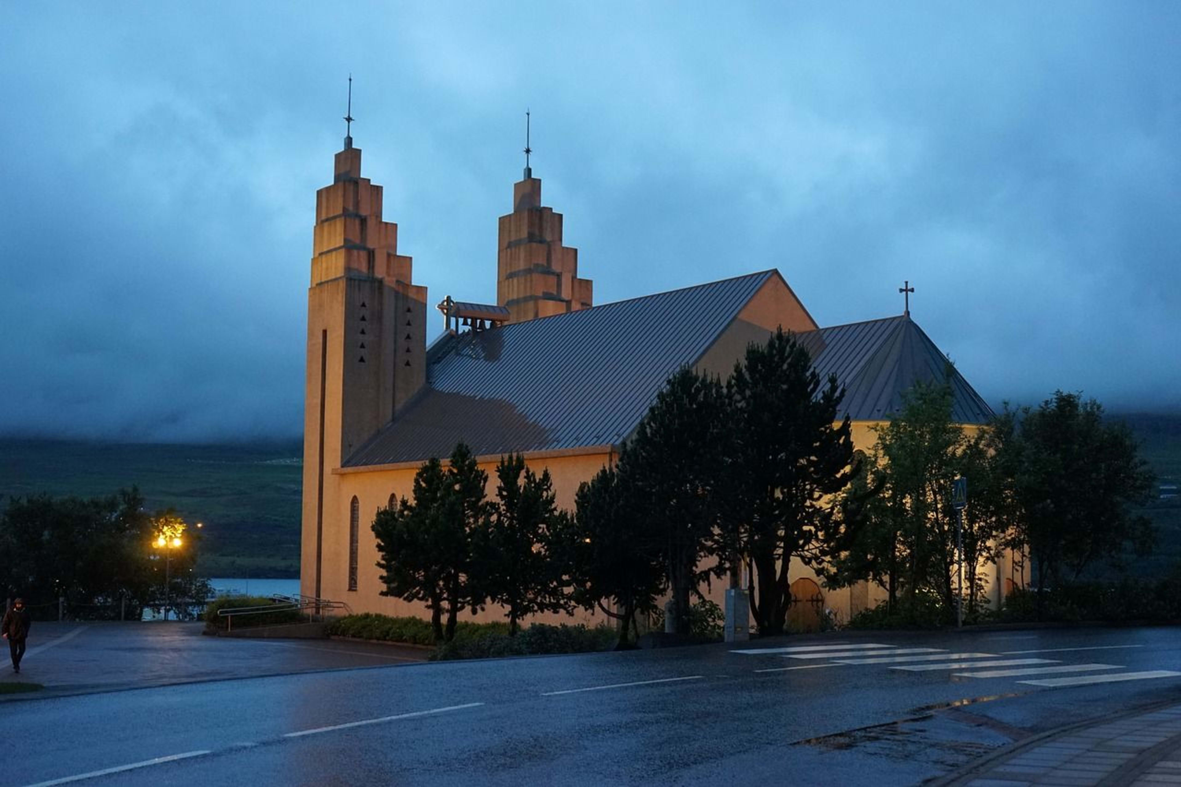 akureyri church at night