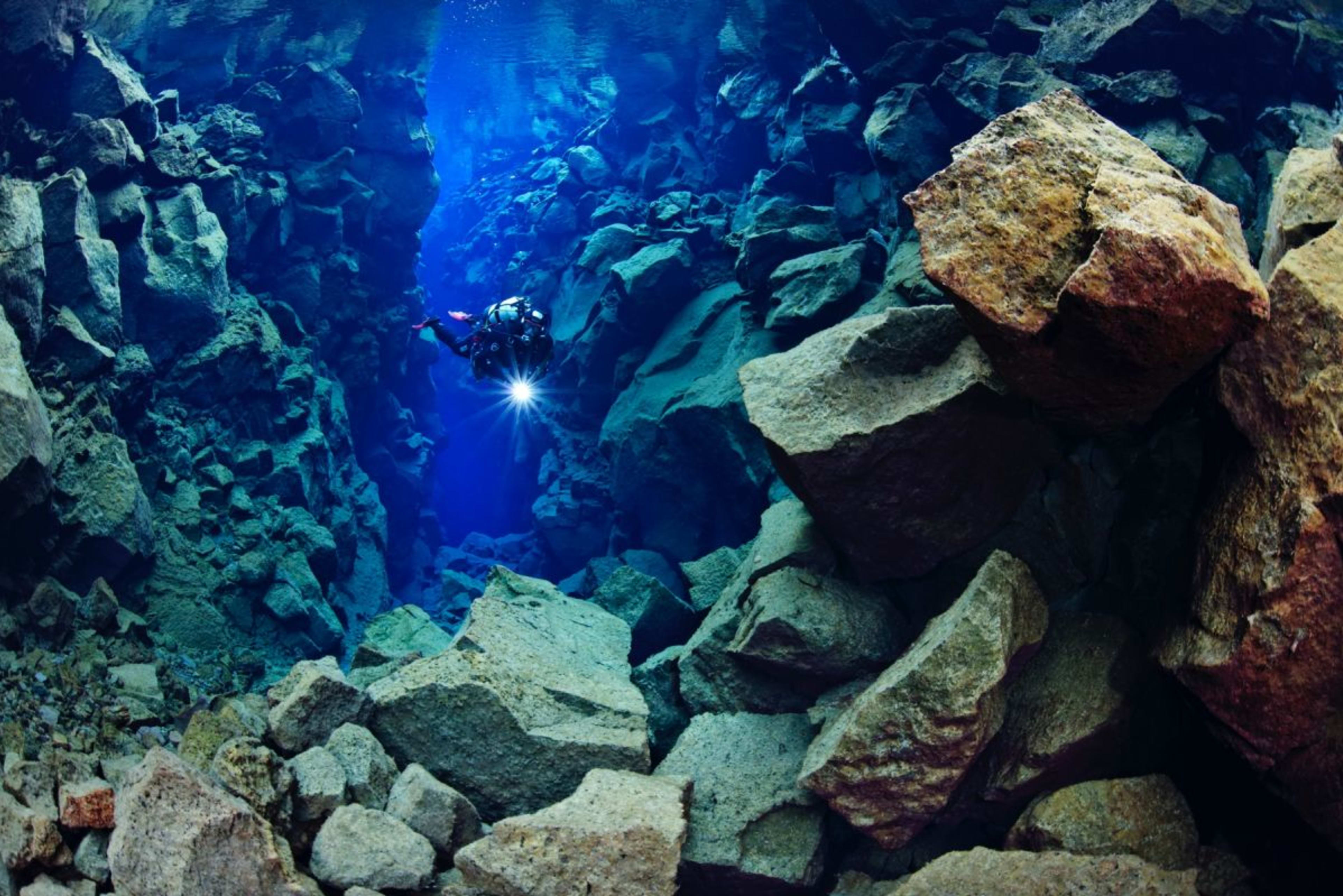 diving in the silfra
