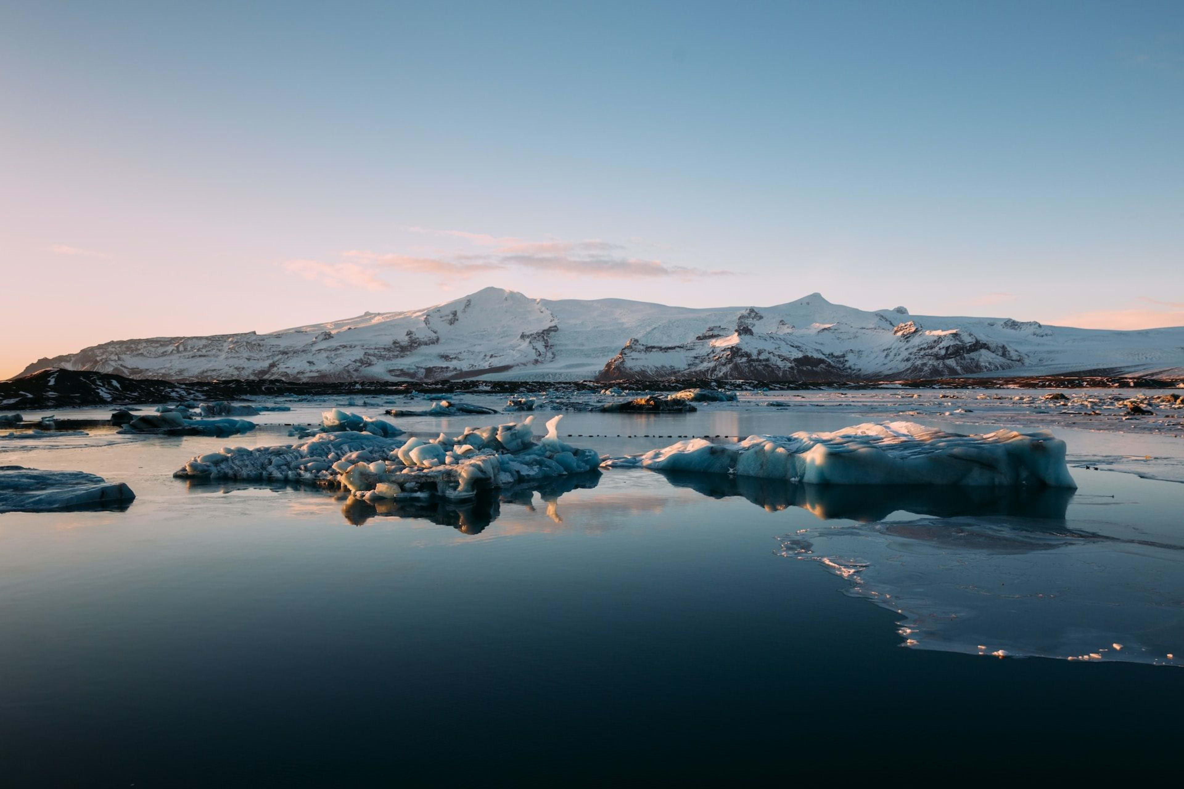 iceland jokulsalon glacier lagoon at dawn