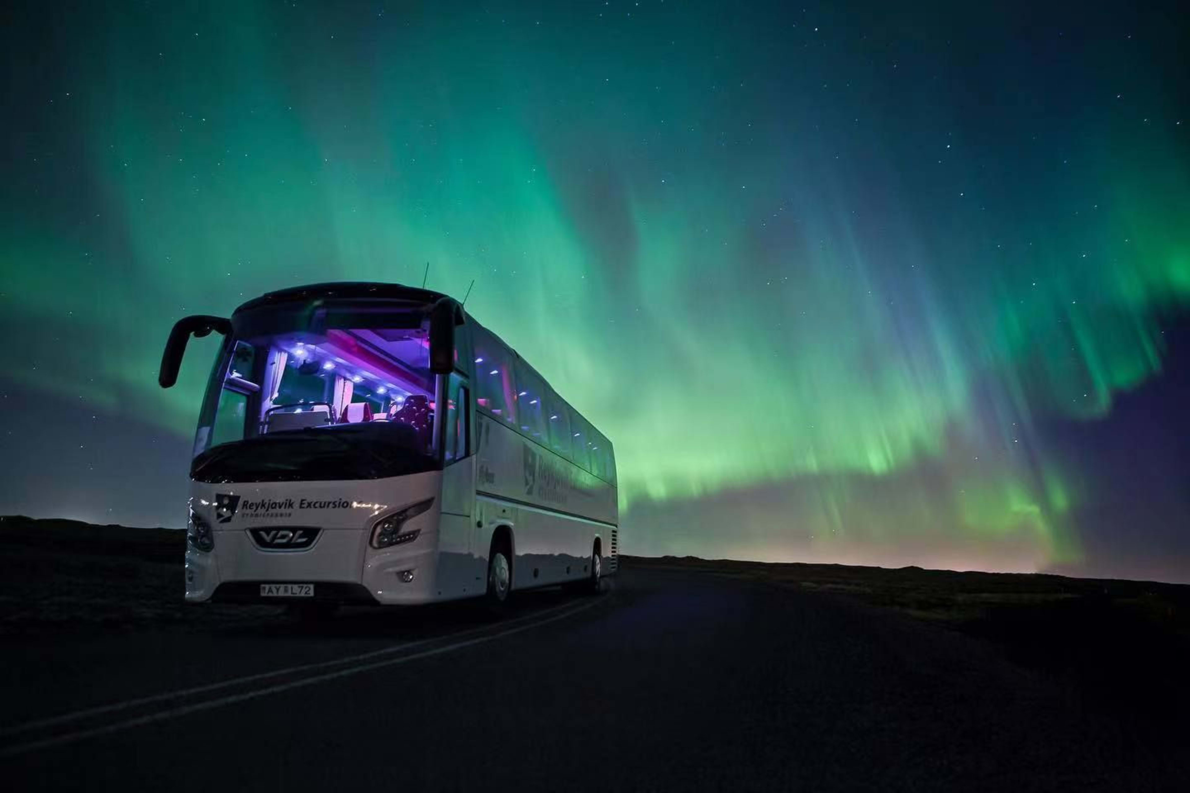 flybus under northern lights