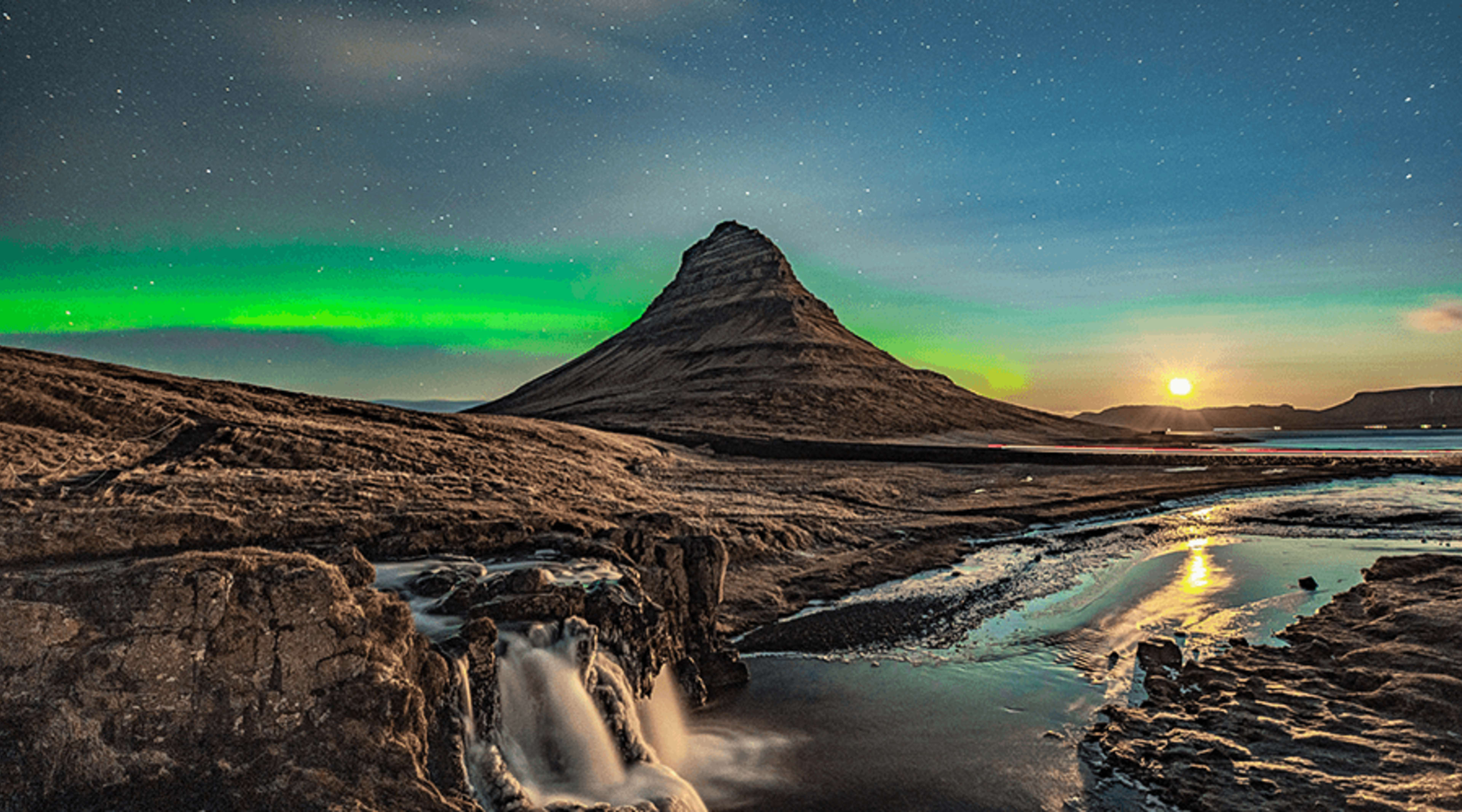 kirkjufell with aurora