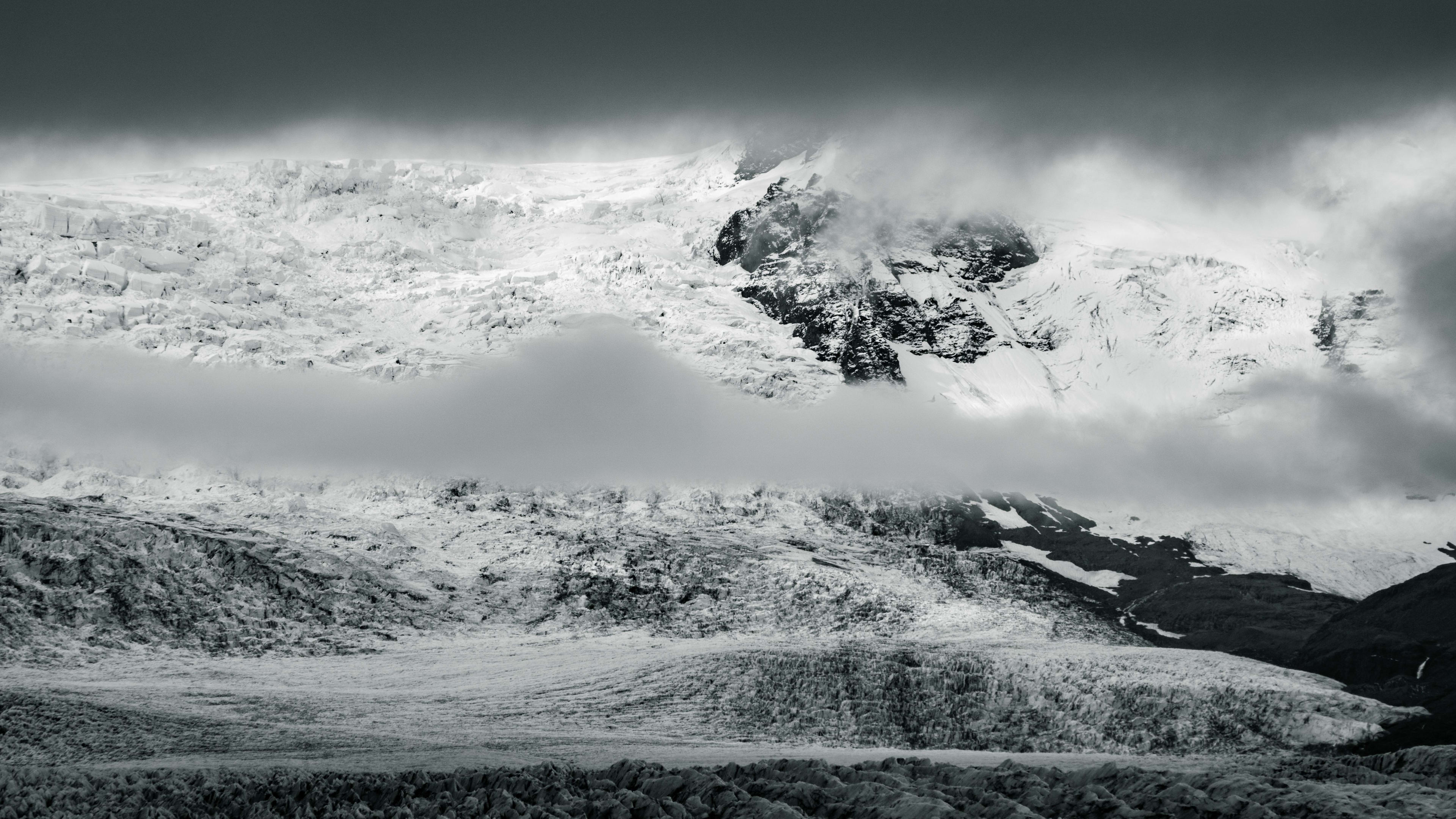 jokulsarlon in black and white