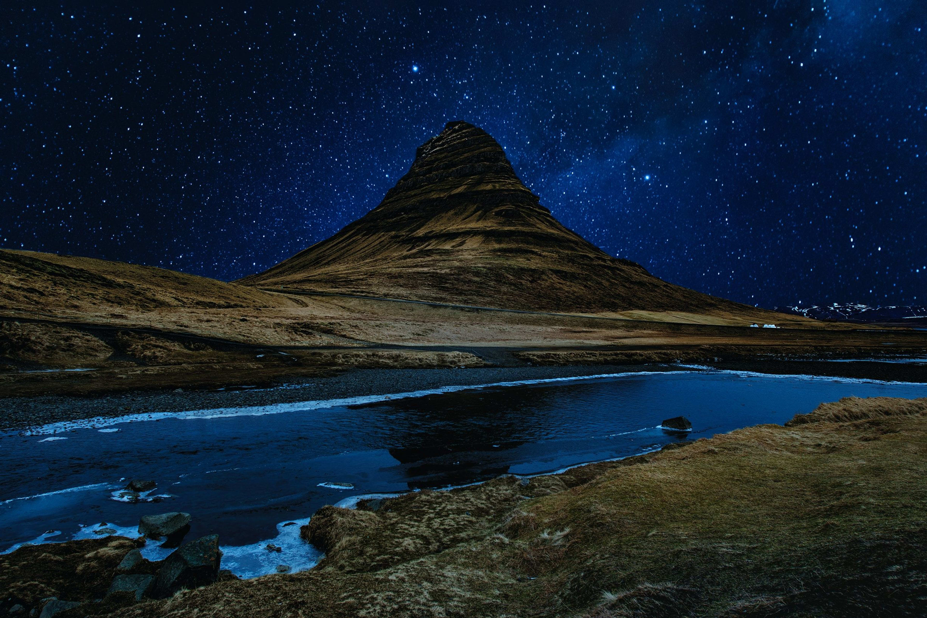 kirkjufell under starlight