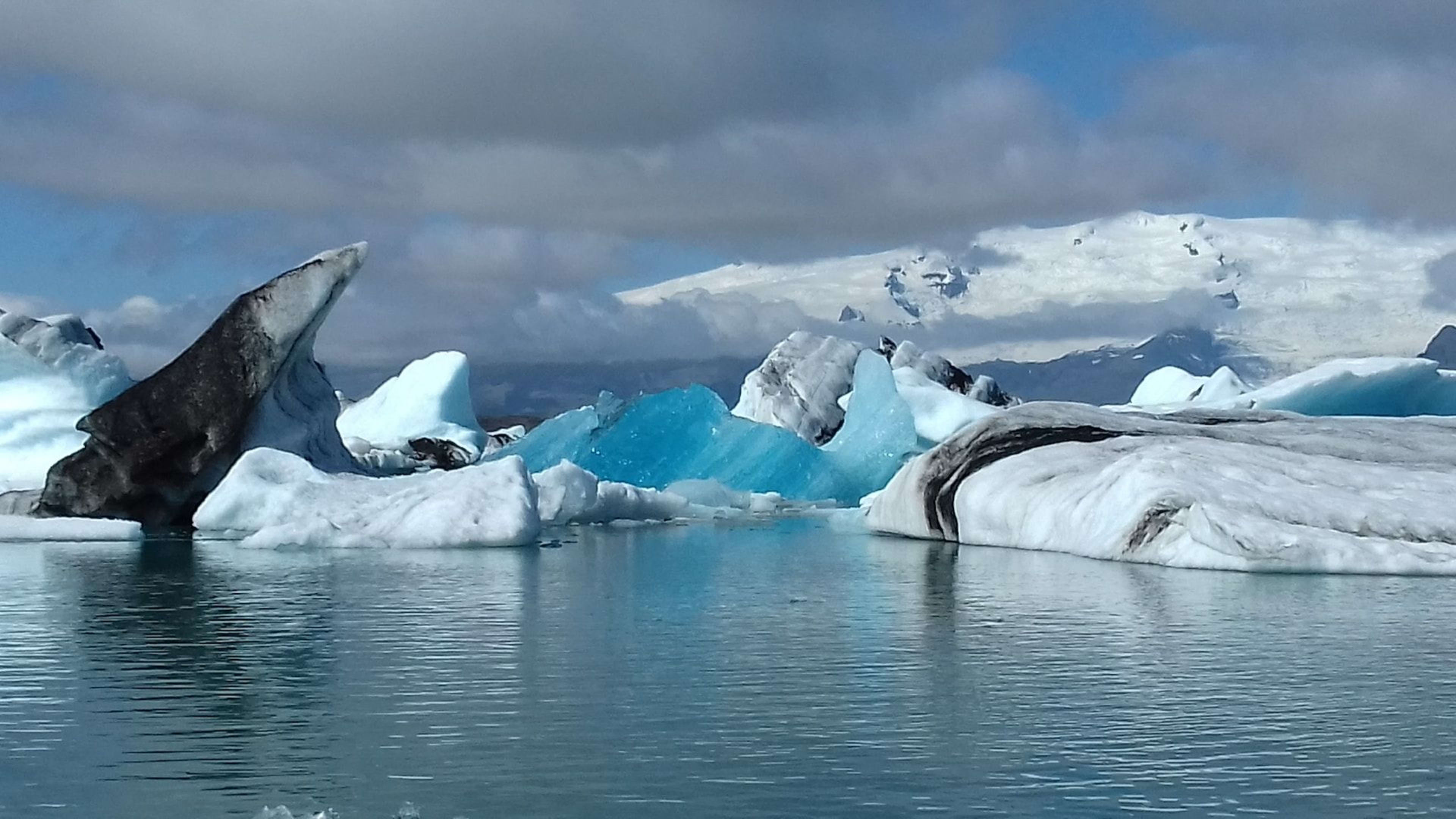 giant iceberg on the jokulsarlon